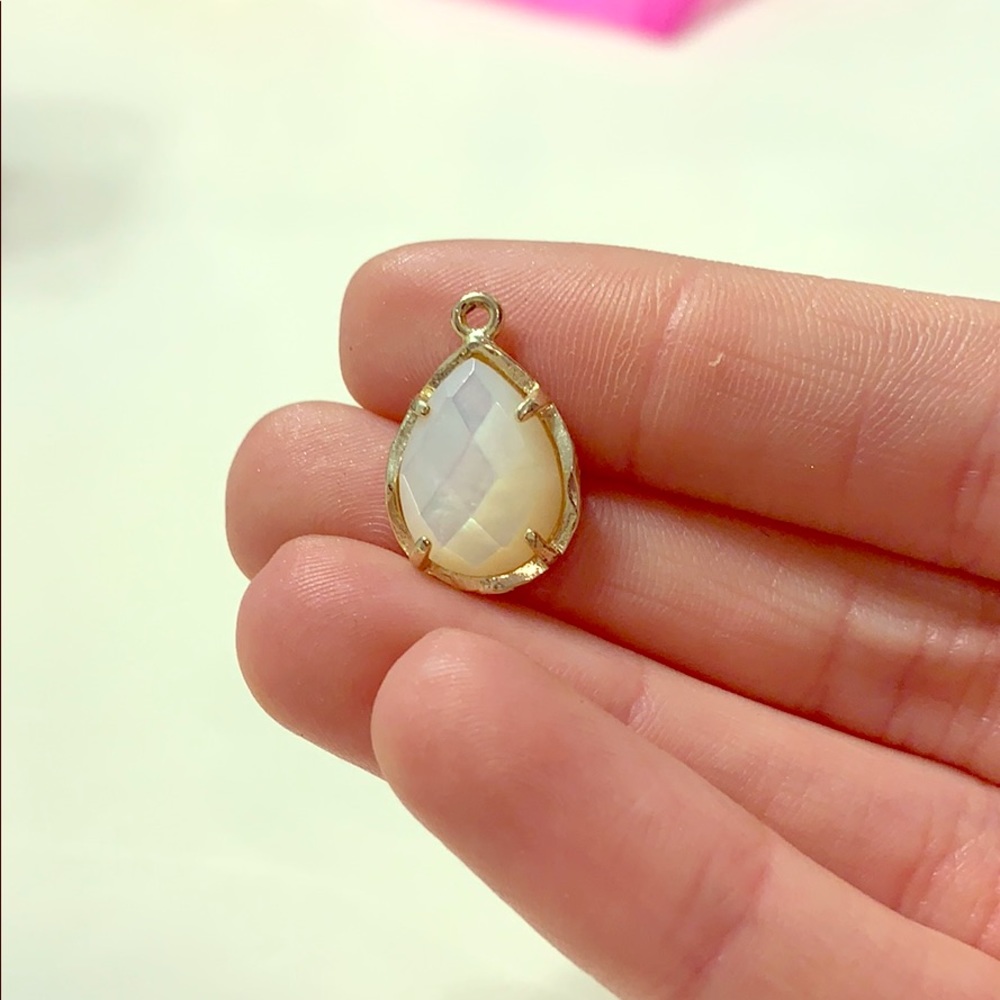 Kendra Scott stone (needs chain)